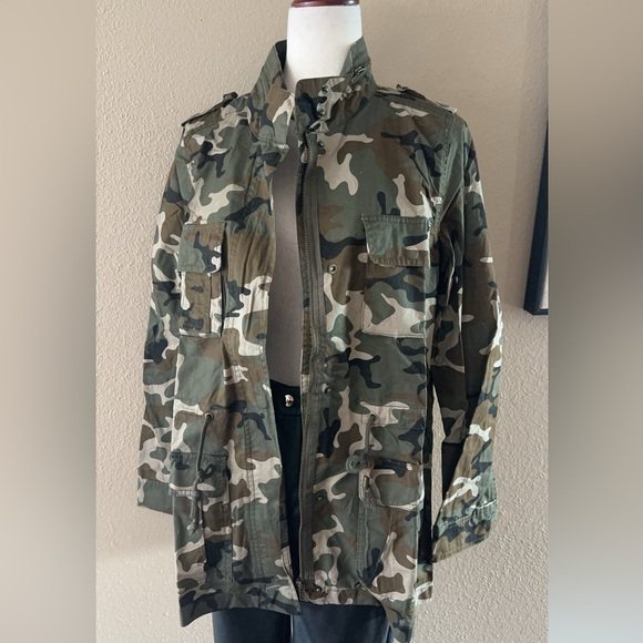 Camouflage utility jacket with button up and zip front - Picture 8 of 14